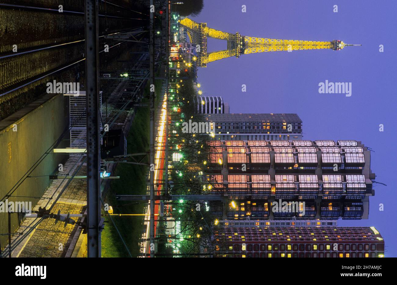 FRANCIA. PARIGI (75) 15E ARR. LA TORRE EIFFEL E LE TORRI LUNGO LA SENNA VISTA DALLA STAZIONE RER I¾– ILLUMINAZIONE NOTTURNA DI PIERRE BIDEAU ( Foto Stock