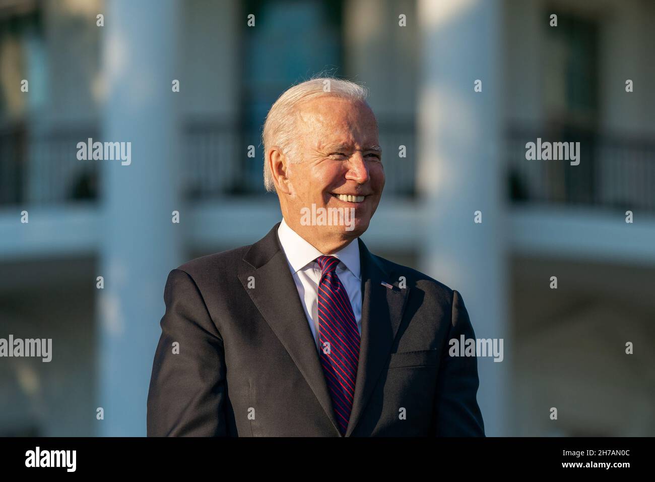 WASHINGTON DC, USA - 15 novembre 2021 - il presidente degli Stati Uniti Joe Biden emette osservazioni prima di firmare la legge sull'investimento in infrastrutture e l'occupazione, lunedì, novembre Foto Stock