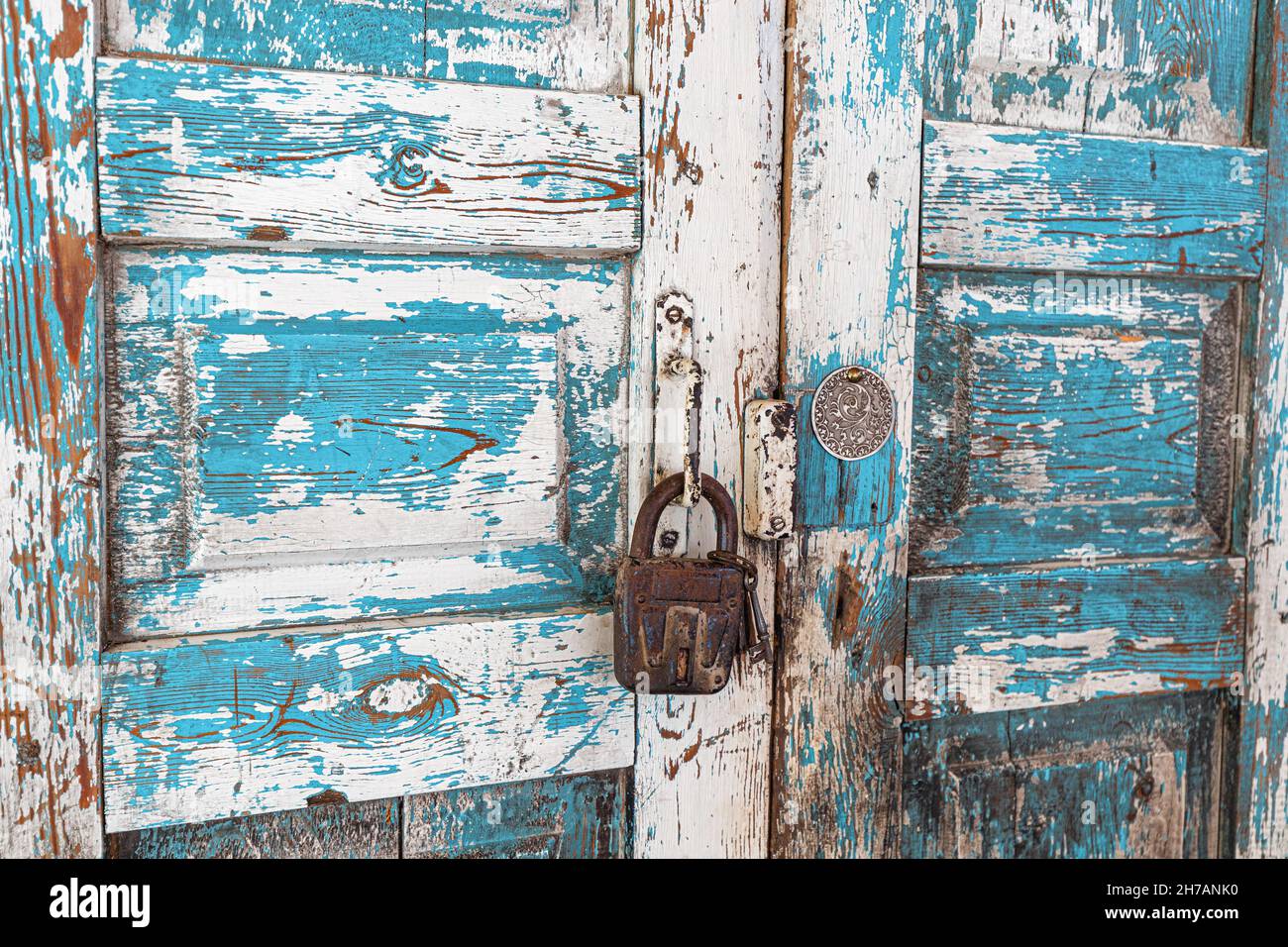 una vecchia porta e lucchetto come decorazioni nella camera di ricerca Foto Stock
