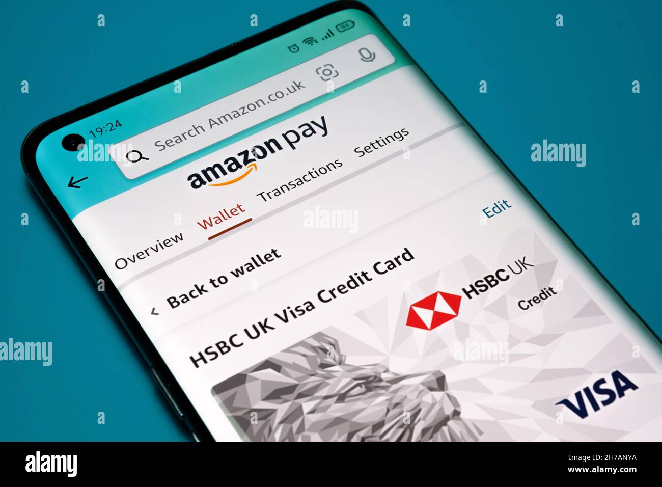 La CARTA DI CREDITO HSBC UK VISA viene visualizzata nella sezione Amazon Pay dell'app Amazon Shopping come metodo di pagamento principale. Concetto. Stafford, Regno Unito, 21 novembre 202 Foto Stock
