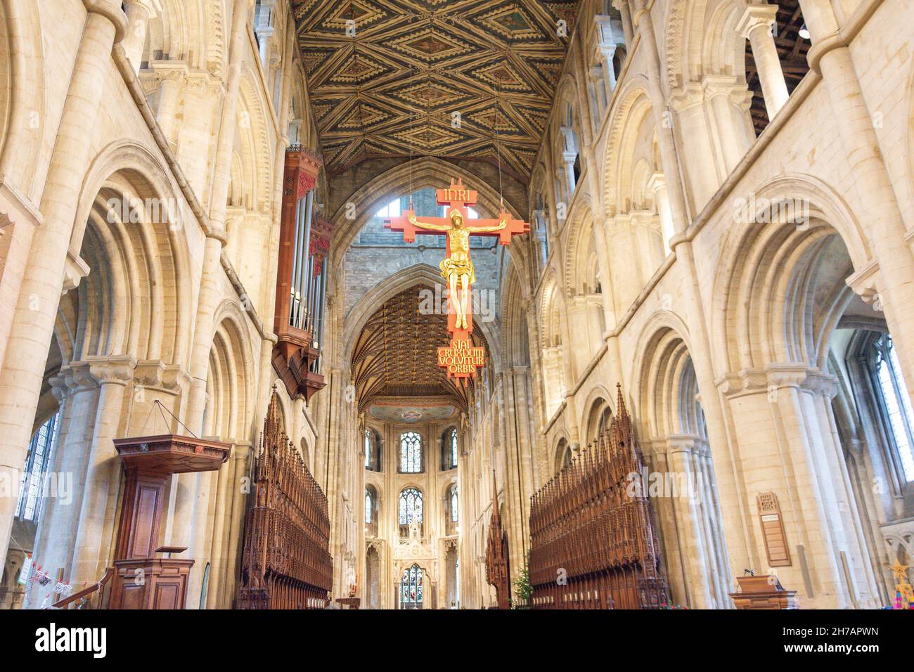 Navata interna e altare della Cattedrale di Peterborough, Peterborough, Cambridgeshire, Inghilterra, Regno Unito Foto Stock