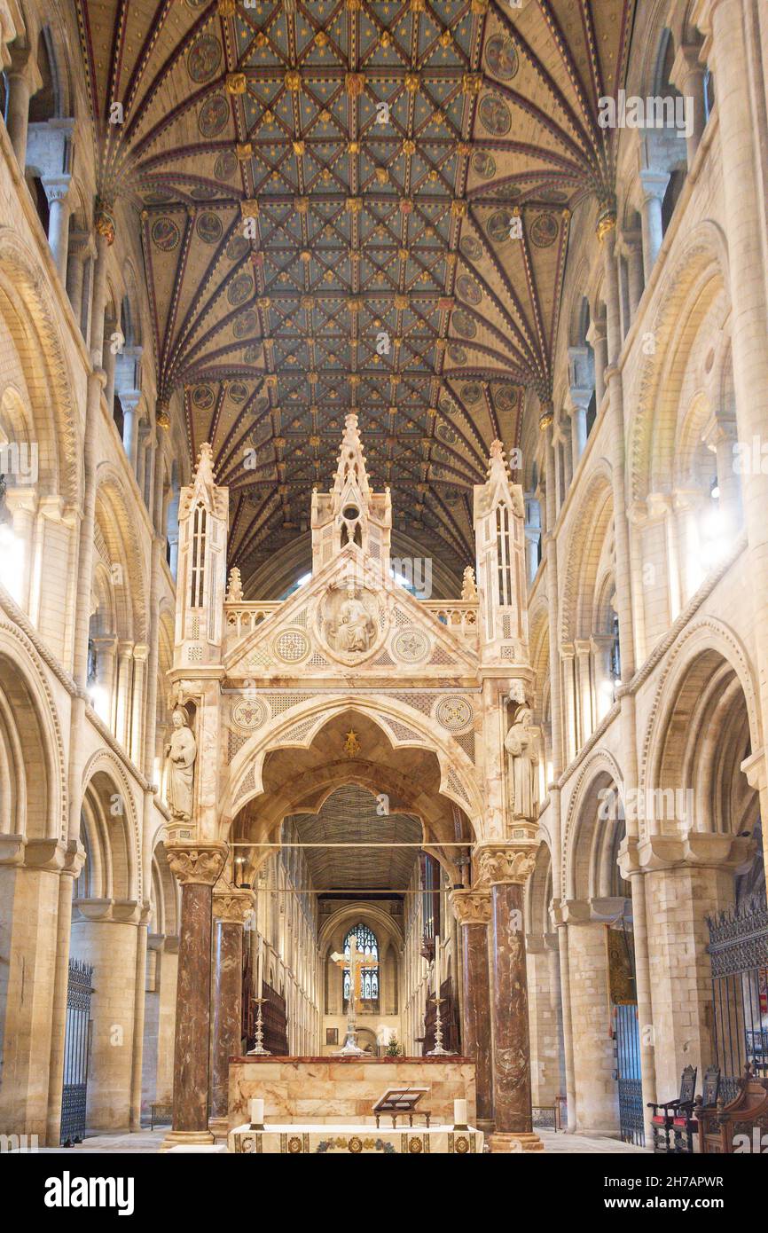 L'altare maggiore interno della Cattedrale di Peterborough, Peterborough, Cambridgeshire, Inghilterra, Regno Unito Foto Stock