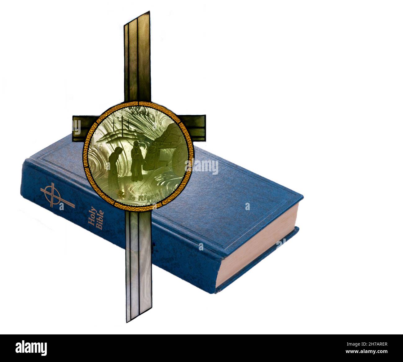 Bibbia e croce con spazio di testo. Egli è risorto parole sulla croce di vetro macchiato. Croce è un simbolo per Gesù che muore sulla croce. Foto Stock