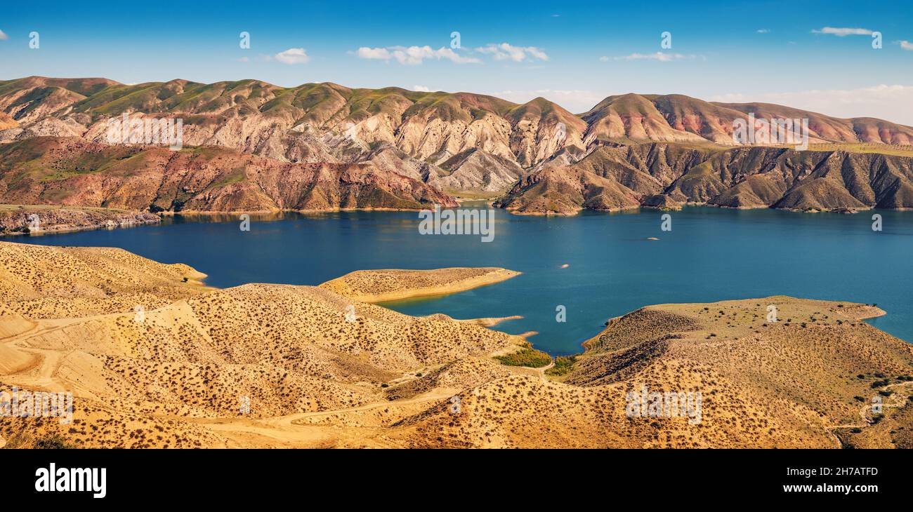 Vista di una valle di montagna con un bacino di Azat con un colore turchese brillante in Armenia e terreno arido sullo sfondo. Foto Stock