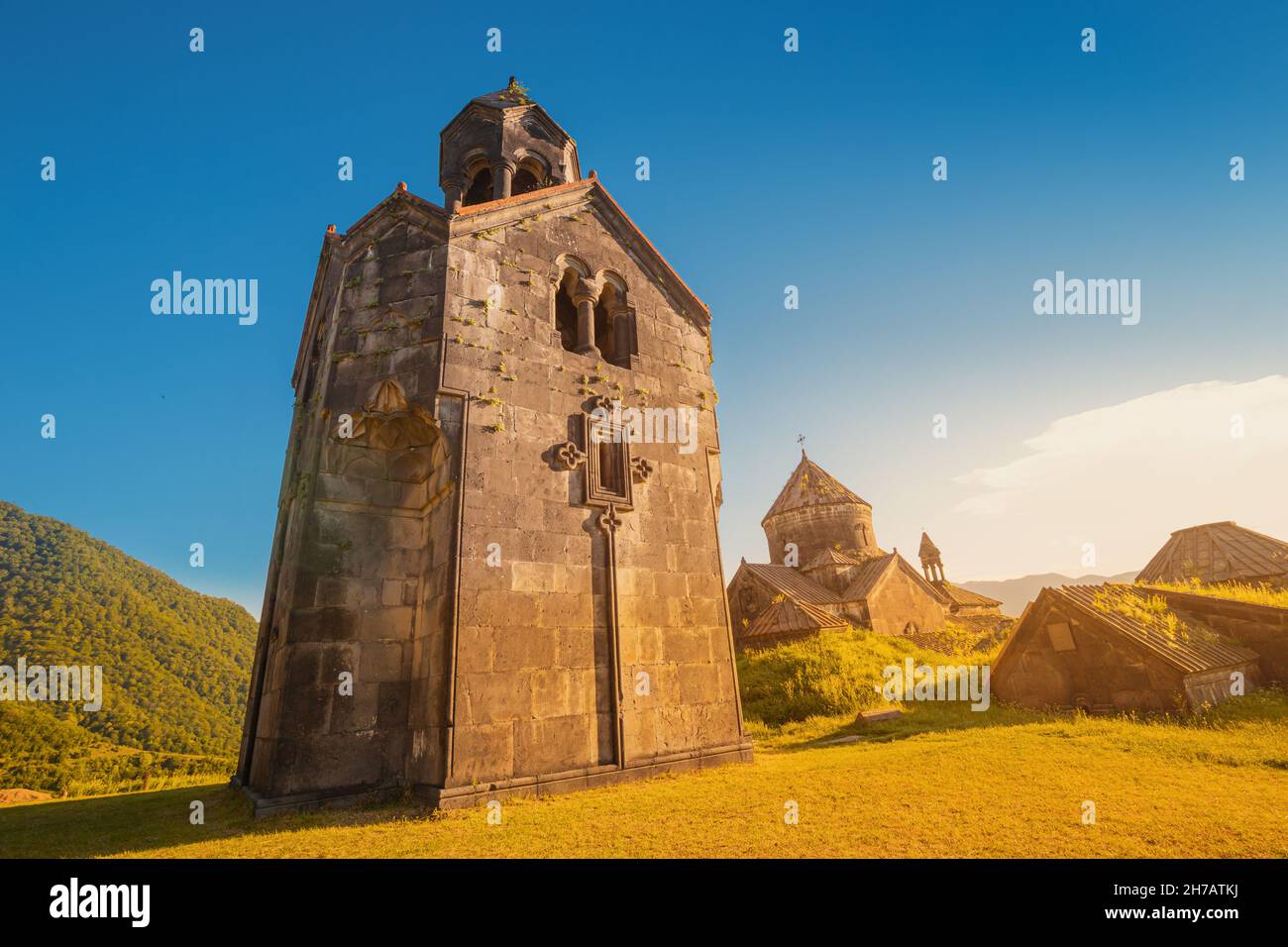 La cappella e il campanile si erigono da soli sul territorio del Monastero di Haghpat in Armenia. Concetto di visita turistica e pellegrinaggio Foto Stock
