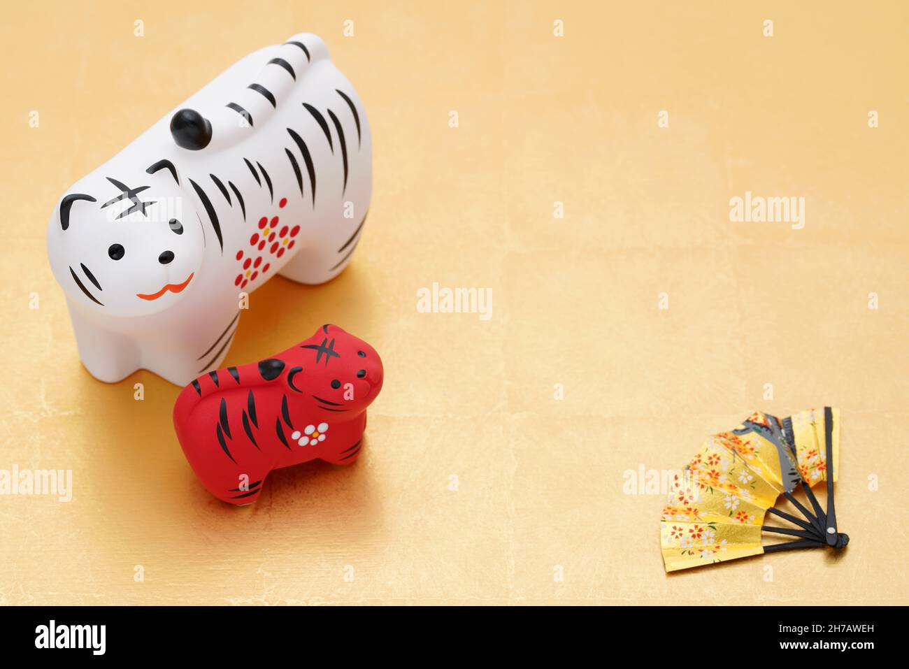Bambole di Tora Tiger. Tessera giapponese di nuovo anno. Oggetto tigre del nuovo anno giapponese Foto Stock