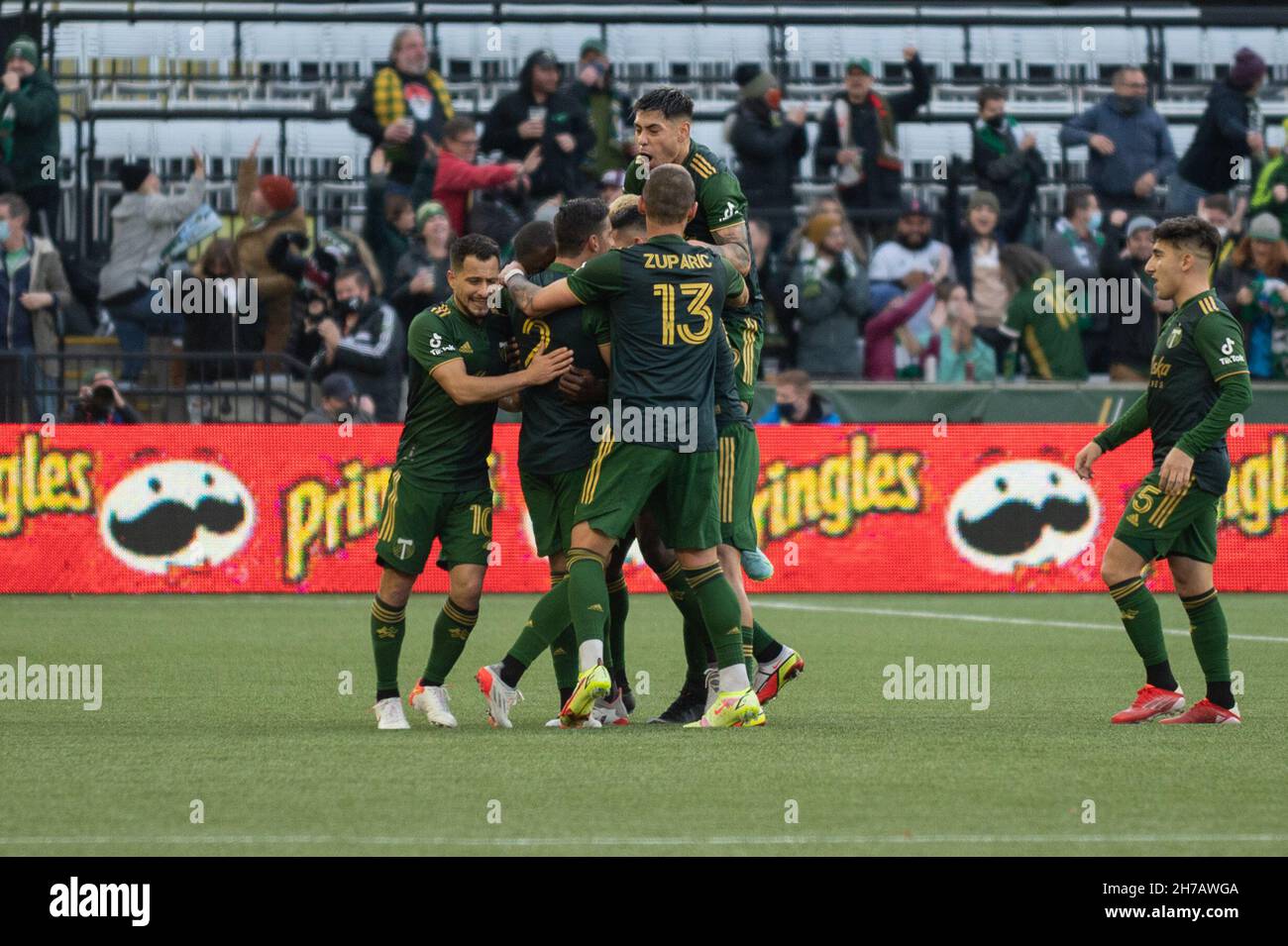 Portland, Nord America. 21 Nov 2021. Portland, Oregon, 21 novembre  festeggiamo Larrys Mabiala (33 Portland Timbers) durante la partita di  calcio della Major League tra Portland Timbers e il Minnesota United FC