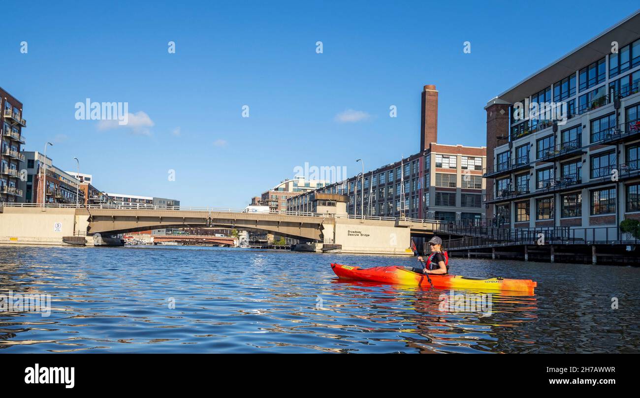 Kayak sul fiume Milwaukee. La città ha 179 ponti. Foto Stock