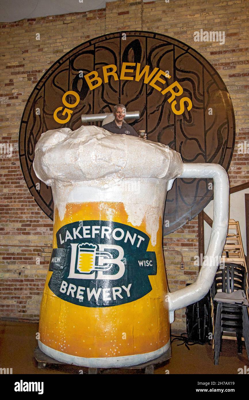 Replica della famigerata tazza Lakefront Brewery che la squadra mascotte una volta scivolò in After Brewers casa corre. Foto Stock