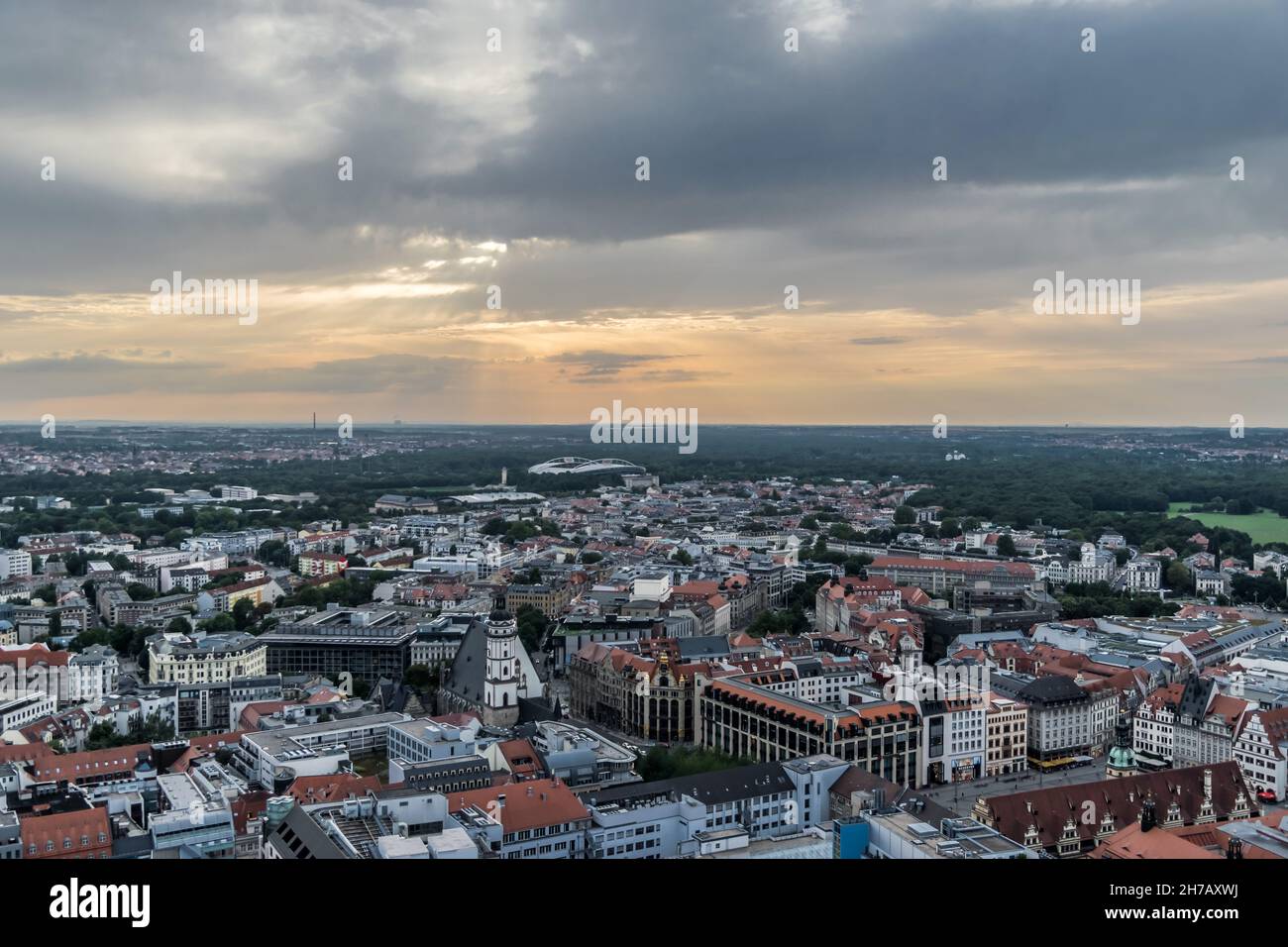 Vista della torre sulla città di Lipsia, Germania al tramonto, Lipsia, Germania, luglio 2017 Foto Stock