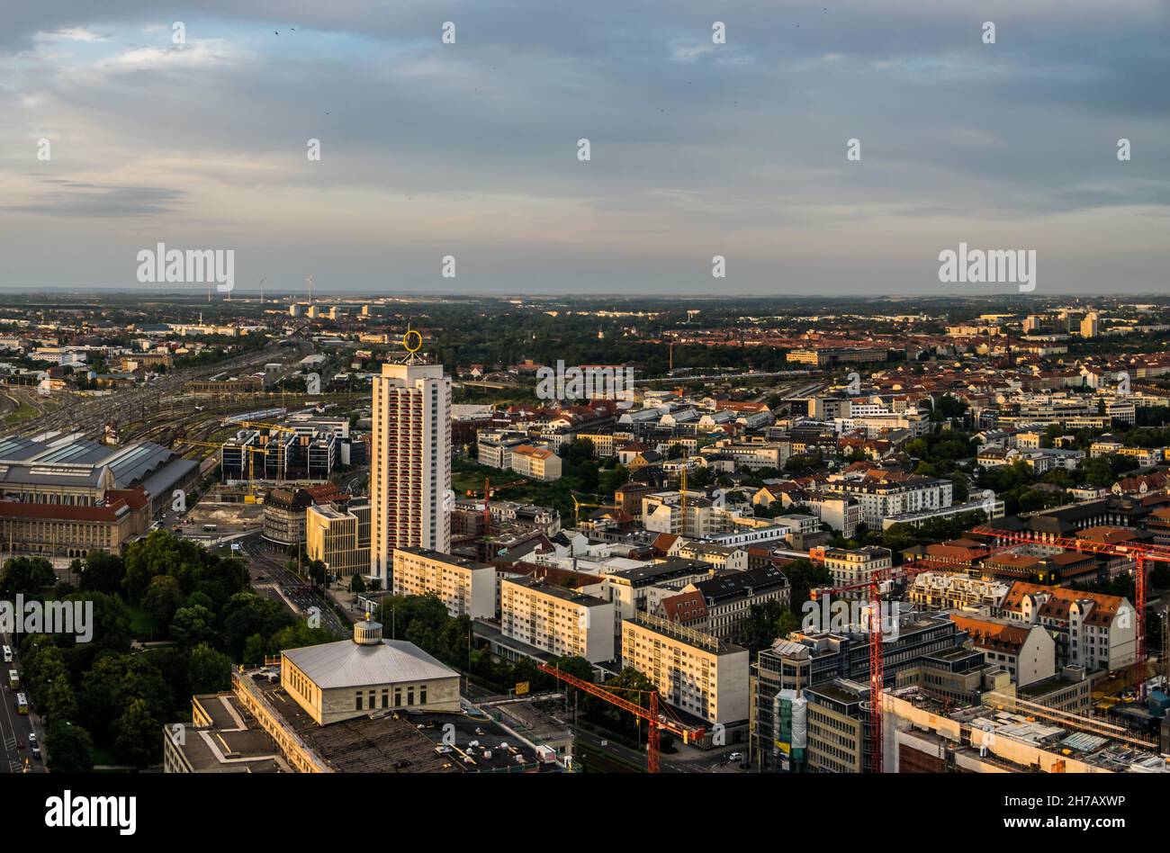 Vista della torre sulla città di Lipsia, Germania al tramonto, Lipsia, Germania, luglio 2017 Foto Stock
