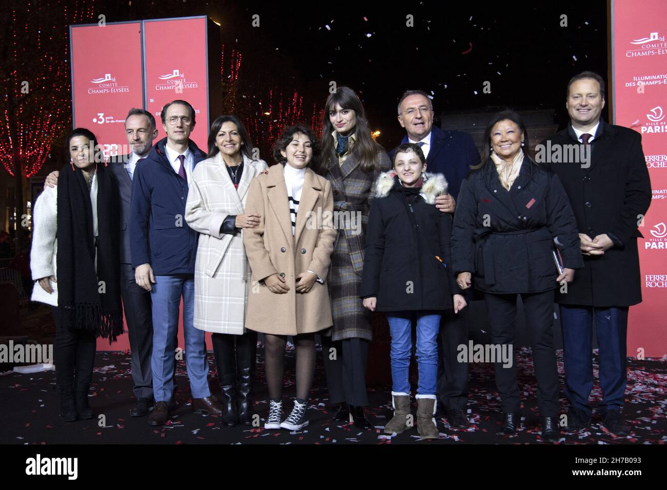 Olivia Polsky, Anne Hidalgo, Emmanuel Gregoire, Marc-Antoine Jamet, Jeanne d'Hauteserre e Clara Luciani partecipano al lancio delle luci di Natale sui Champs-Elysees Avenue a Parigi, in Francia, il 21 novembre 2021. Foto di Aurore Marechal/ABACAPRESS.COM Foto Stock