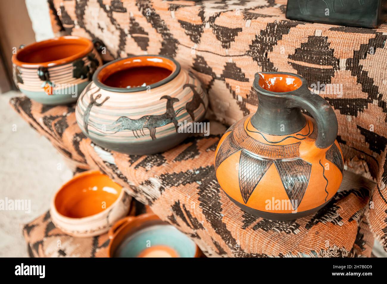 Gli articoli in ceramica sono offerti per la vendita con modelli nazionali  e folcloristici in stile orientale Foto stock - Alamy