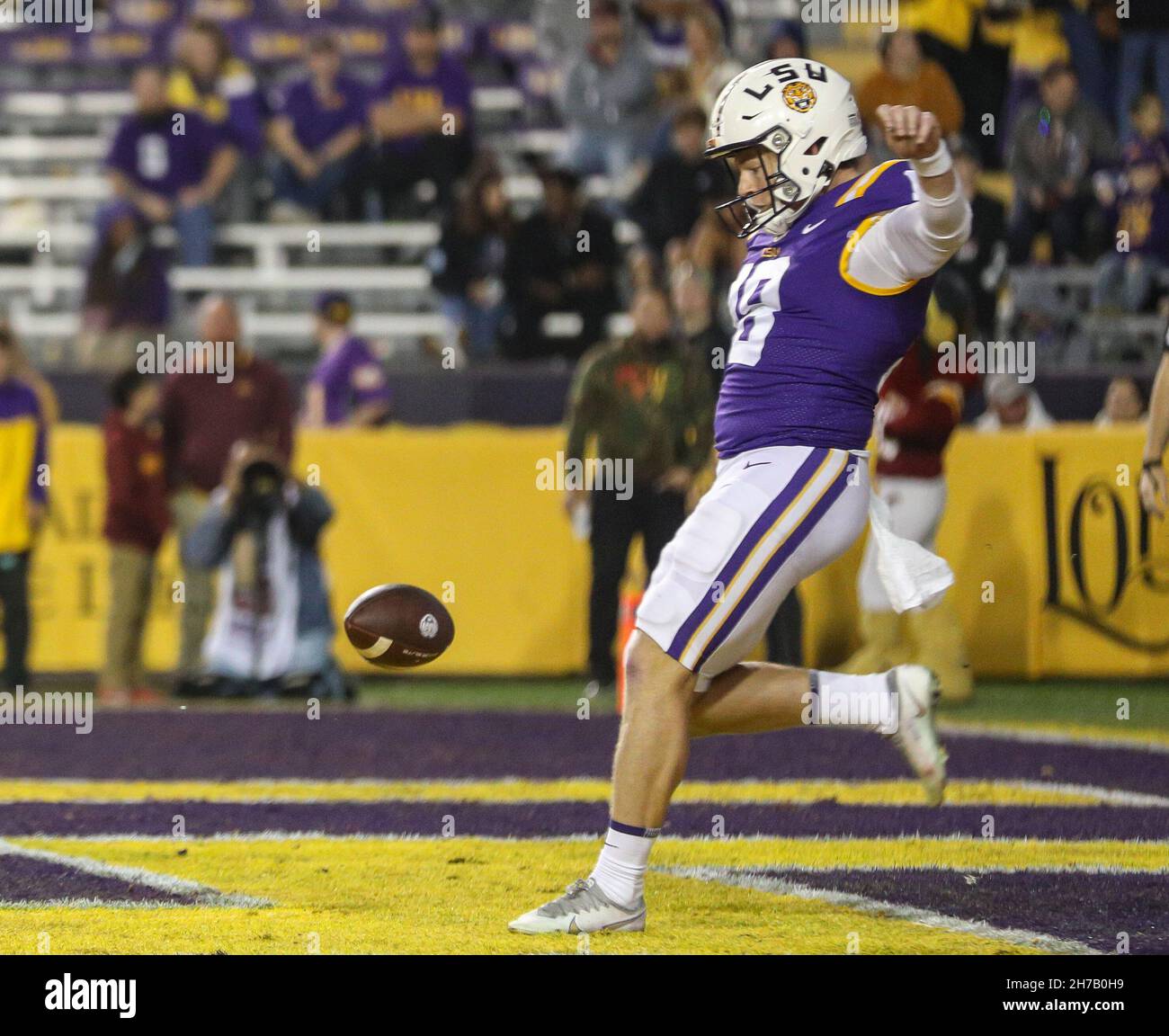 Baton Rouge, LOUISIANA, Stati Uniti. 20 Nov 2021. Il pugnatore LSU Avery Atkins #18 gioca la palla dalla sua zona finale durante la partita di football NCAA tra le Tigers LSU e GLI ULM Warhawks al Tiger Stadium di Baton Rouge, LOUISIANA. Kyle Okita/CSM/Alamy Live News Foto Stock