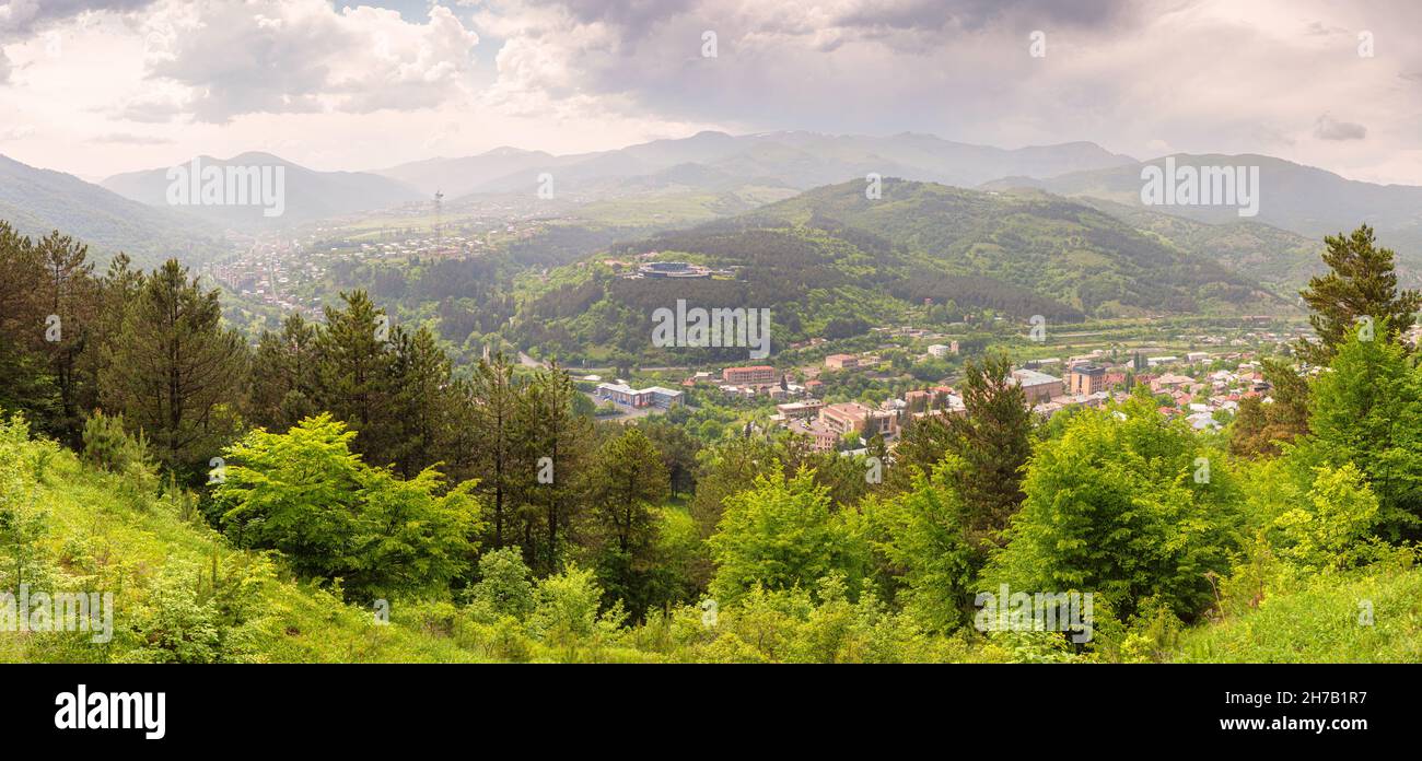 Vista panoramica della famosa località termale di Dilijan in Armenia circondata da fitte foreste nelle montagne del Caucaso Foto Stock