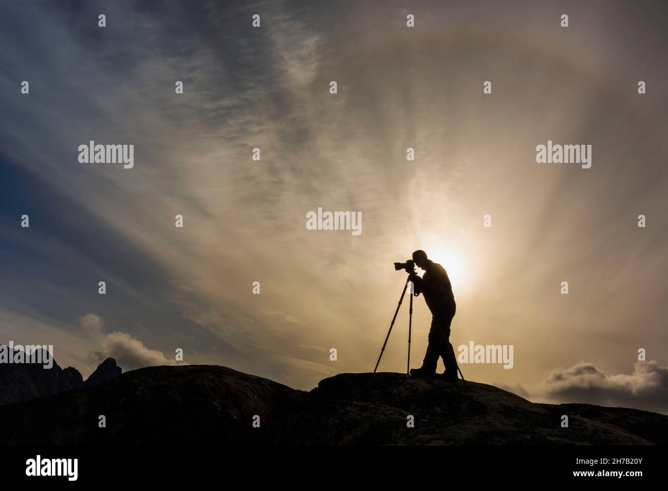 Il fotografo si presenta con un arco a nube, NE Milne Land, Scoresby Sund, Groenlandia Foto Stock