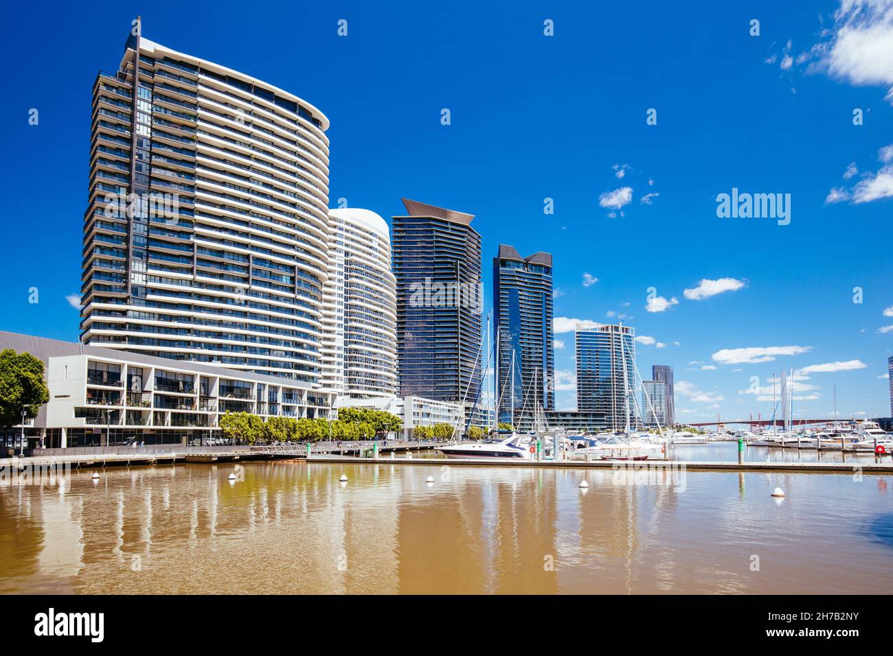 L'esclusivo quartiere di Yarra's Edge Marina vicino al Webb Bridge nell'area Docklands di Melbourne, Victoria, Australia Foto Stock