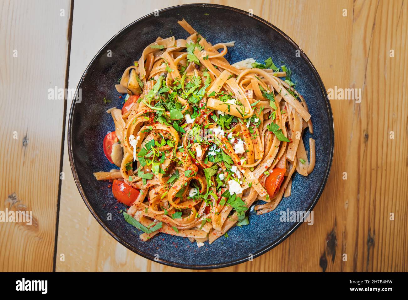 Un piatto con noodles armeni tradizionali Arishta. Cucina nazionale dei popoli del mondo Foto Stock