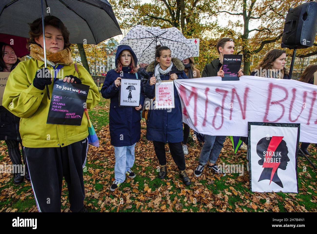 I manifestanti hanno in mano una bandiera e dei cartelli durante la dimostrazione.Un piccolo gruppo di manifestanti riuniti al Koekamp, all'Aia. Denunciando la nuova legge polacca anti-aborto, e per ricordare la sua nota vittima Iza, 30 anni, una madre senza complicazioni mediche, è morto a settembre a causa di shock settico. I medici ospedalieri a Pszczyna, Polonia meridionale, non avrebbero interrotto la gravidanza di 22 settimane, anche se il feto non aveva alcuna possibilità di sopravvivenza. I medici ora devono attendere che il feto muoia in modo naturale prima che venga eseguito un aborto. Gli attivisti per i diritti delle donne dicono che la donna è stata vittima Foto Stock