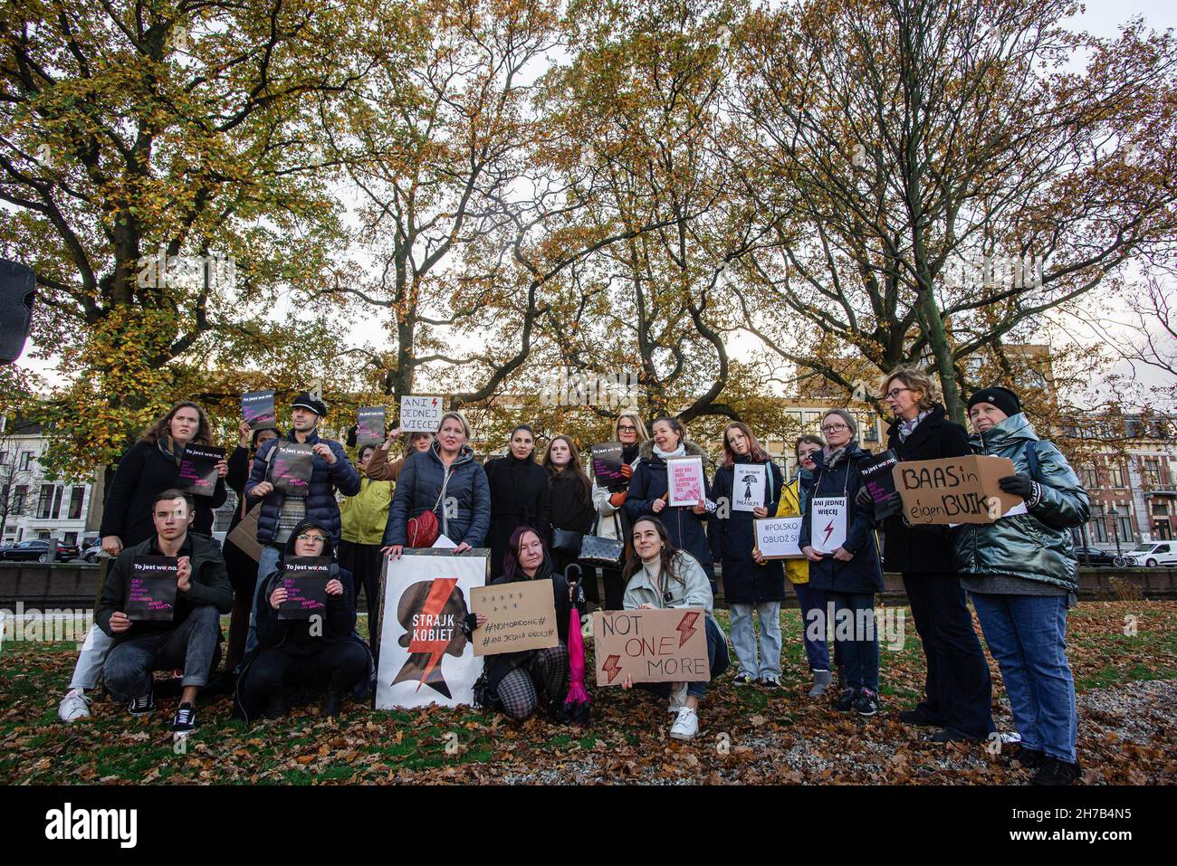 I manifestanti tengono dei cartelli durante la dimostrazione.Un piccolo gruppo di manifestanti riuniti al Koekamp, all'Aia. Denunciando la nuova legge polacca anti-aborto, e per ricordare la sua vittima conosciuta Iza, 30 anni, una sarebbe madre senza complicazioni mediche, è morto a settembre a causa di shock settico. I medici ospedalieri a Pszczyna, Polonia meridionale, non avrebbero interrotto la gravidanza di 22 settimane, anche se il feto non aveva alcuna possibilità di sopravvivenza. I medici ora devono attendere che il feto muoia in modo naturale prima che venga eseguito un aborto. Gli attivisti per i diritti delle donne affermano che la donna è stata vittima del n della Polonia Foto Stock