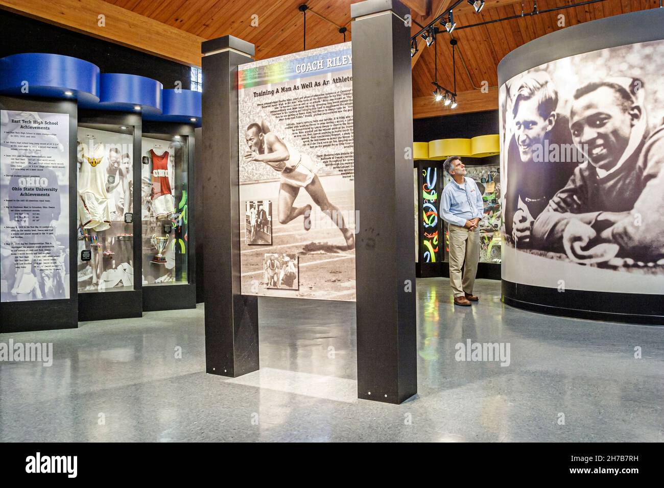 Alabama Oakville Jesse Owens Museum 1936 Olimpiadi medaglia d'oro runner, uomo africano nero atleta maschile all'interno mostre interne, Foto Stock