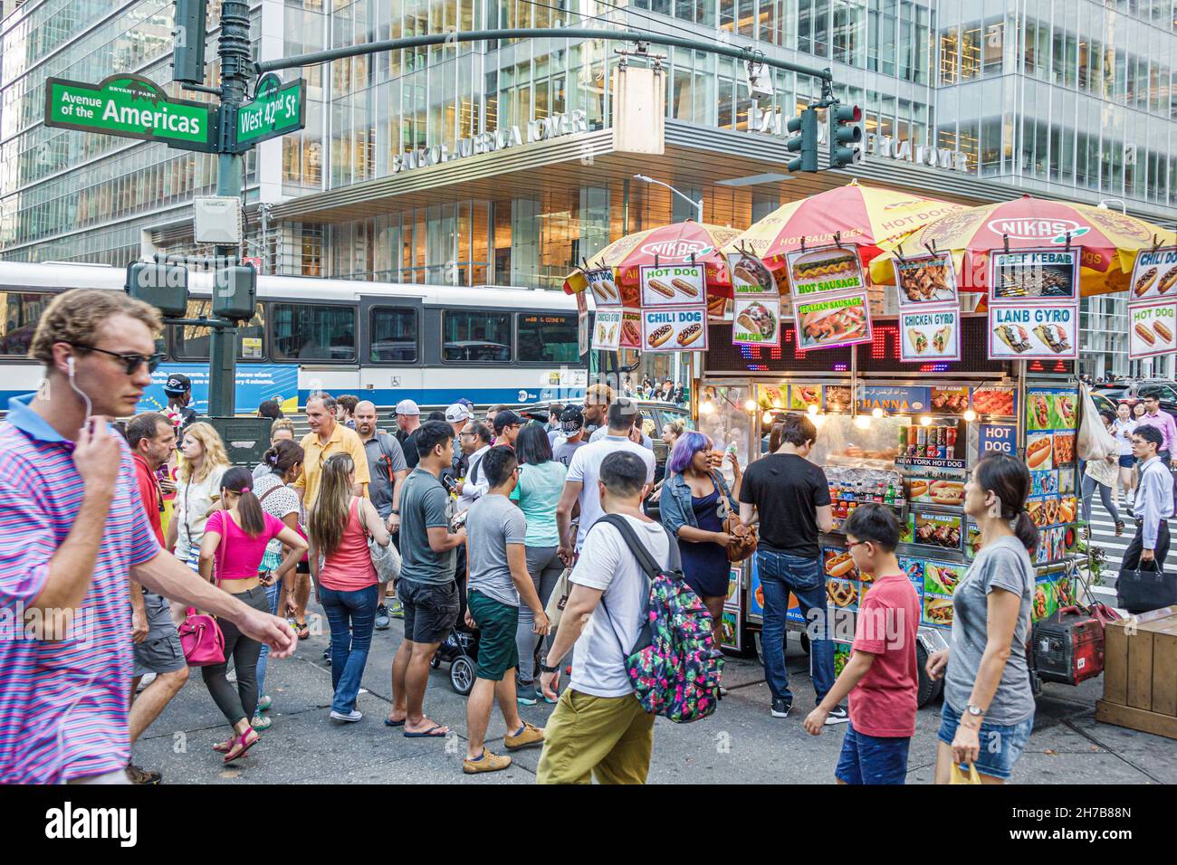 New York City,NY NYC Manhattan,Midtown,6th Sixth Avenue 42 Street affollata, pedoni vendita cibo bancarelle venditori adulti asiatici bambini Foto Stock