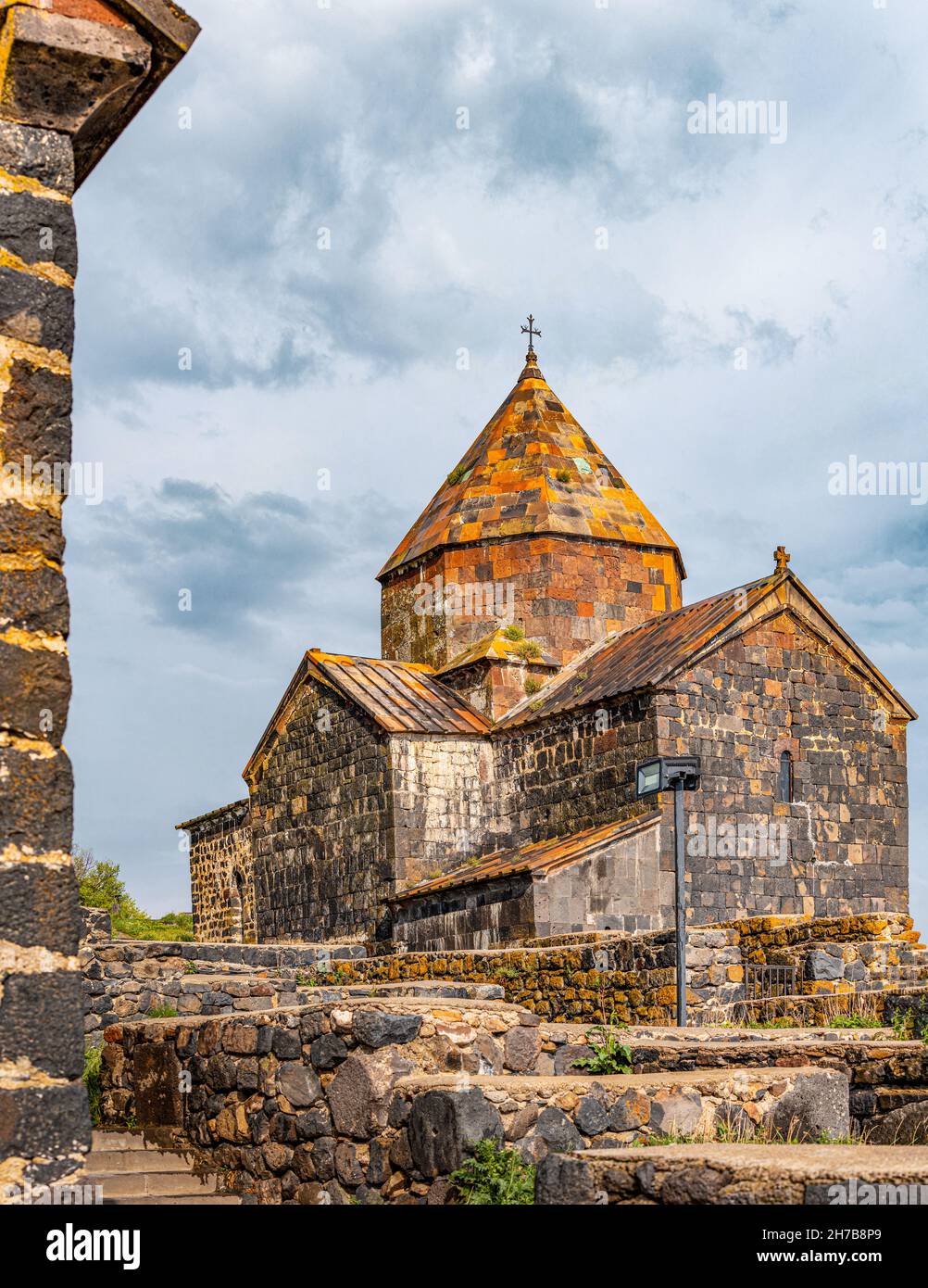 Il Monastero di Sevanavank sulla riva del lago Sevan è la principale attrazione religiosa e turistica dell'Armenia e dell'intera Transcaucasia Foto Stock