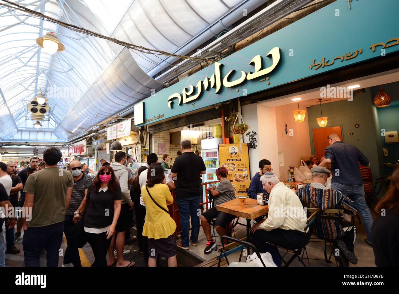 Ayesha Falafel bar presso il vivace mercato Machane Yehuda a Gerusalemme, Israele. Foto Stock