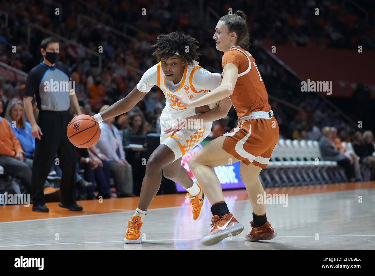 21 novembre 2021: Jordan Horston #25 del Tennessee Lady VOLS guida al basket contro Shay Holle #10 dei Texas Longhorns durante la partita di pallacanestro NCAA tra i volontari della University of Tennessee Lady e la University of Texas Longhorns alla Thompson-Boling Arena di Knoxville TN Tim Gangloff/CSM Foto Stock