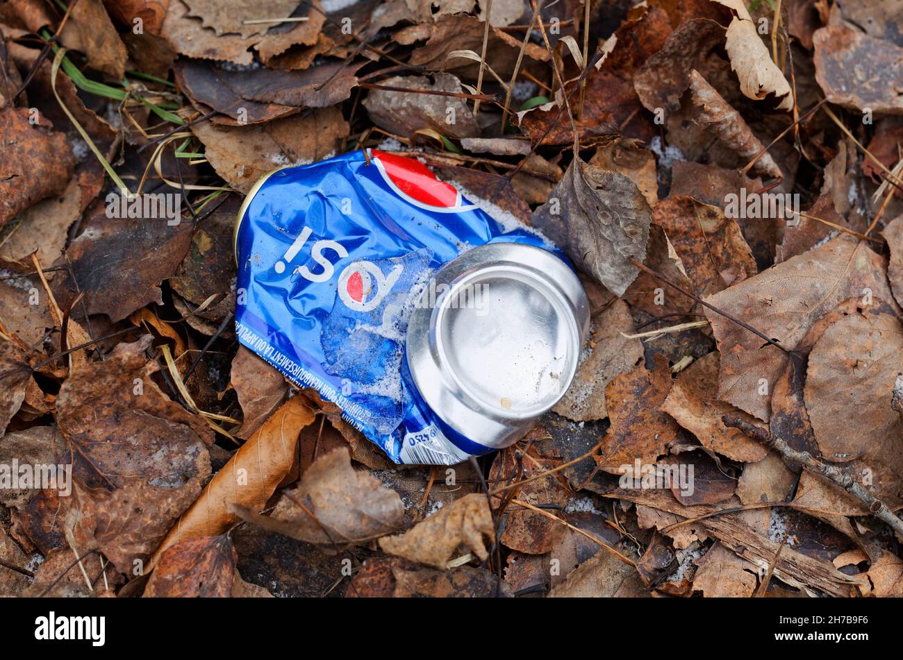 Una lattina vuota schiacciata scartata di Pepsi. Foto Stock