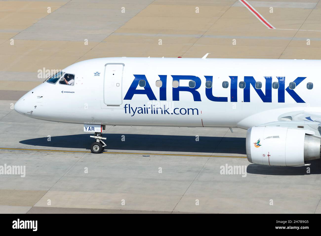 Airlink Sud Africa Embraer 190 aereo vista ravvicinata. Airlink Airlines E190 aereo che visualizza flyarlink.com titoli. Foto Stock