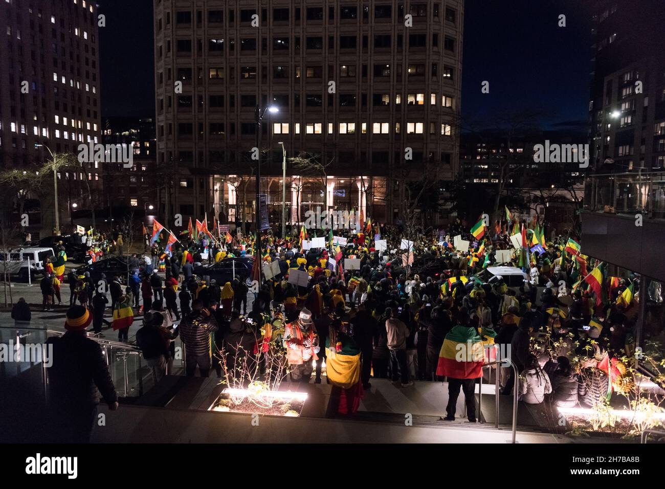 Seattle, Stati Uniti. 21 Nov 2021. Circa un migliaio di manifestanti allagano alla terza navata in centro a fine giornata. I manifestanti chiedono di porre fine al sostegno delle amministrazioni Biden al fronte di liberazione del popolo Tigrayan (TLFP). Credit: James Anderson/Alamy Live News Foto Stock