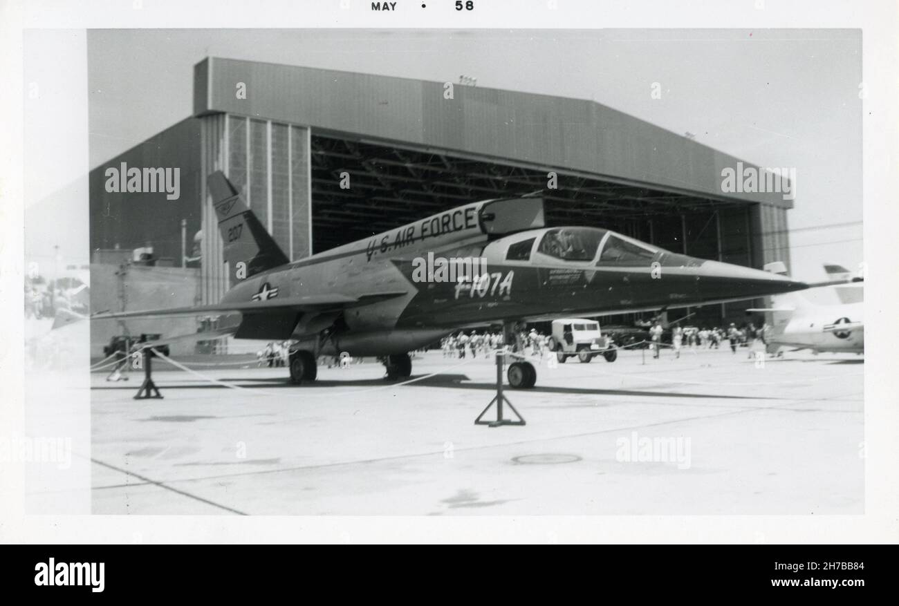 Gli appassionati di aviazione vedano in mostra una United States Airforce F-107A prodotta da North American Aviation durante un'esposizione aerea nella California meridionale nel maggio 1958. F-107A era la designazione militare per nove prototipi NA-212s ordinati, solo tre sono stati costruiti. Il velivolo qui ha è il numero di coda 207. Foto Stock