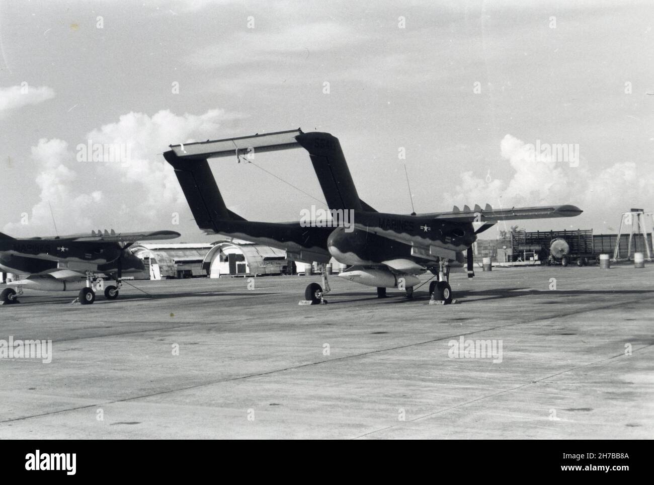 OV-10 la coda degli aerei bronco numero 55413 parcheggiato a Danang Airbase negli anni '60 durante la guerra del Vietnam Foto Stock