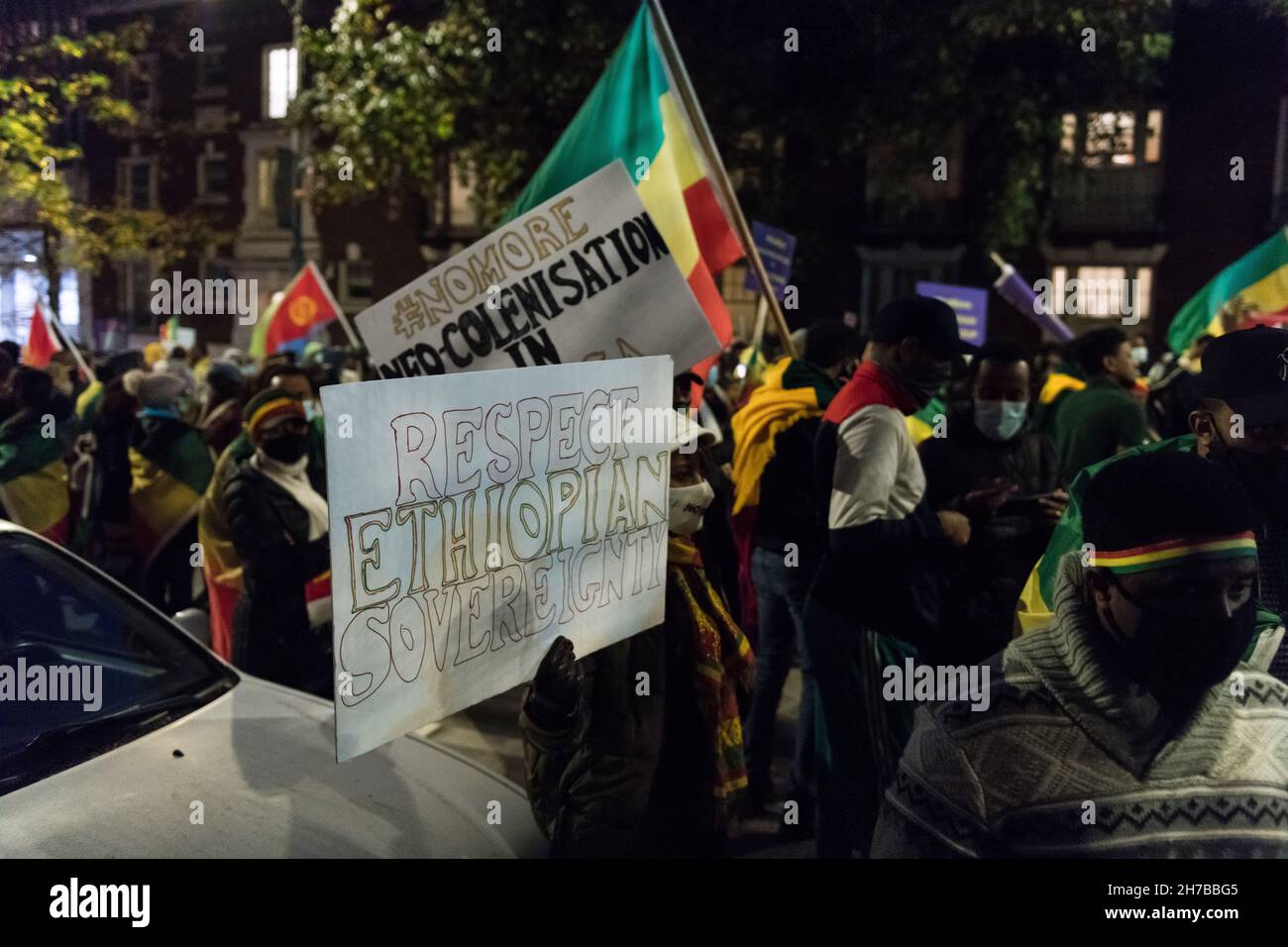 Seattle, Stati Uniti. 21 Nov 2021. Circa un migliaio di manifestanti allagano alla terza navata in centro a fine giornata. I manifestanti chiedono di porre fine al sostegno delle amministrazioni Biden al fronte di liberazione del popolo Tigrayan (TLFP). Credit: James Anderson/Alamy Live News Foto Stock