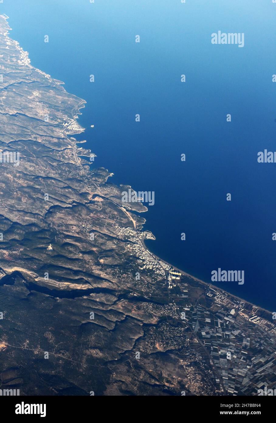 Veduta aerea della costa mediterranea della Turchia vicino alla città di Cankaya. Foto Stock
