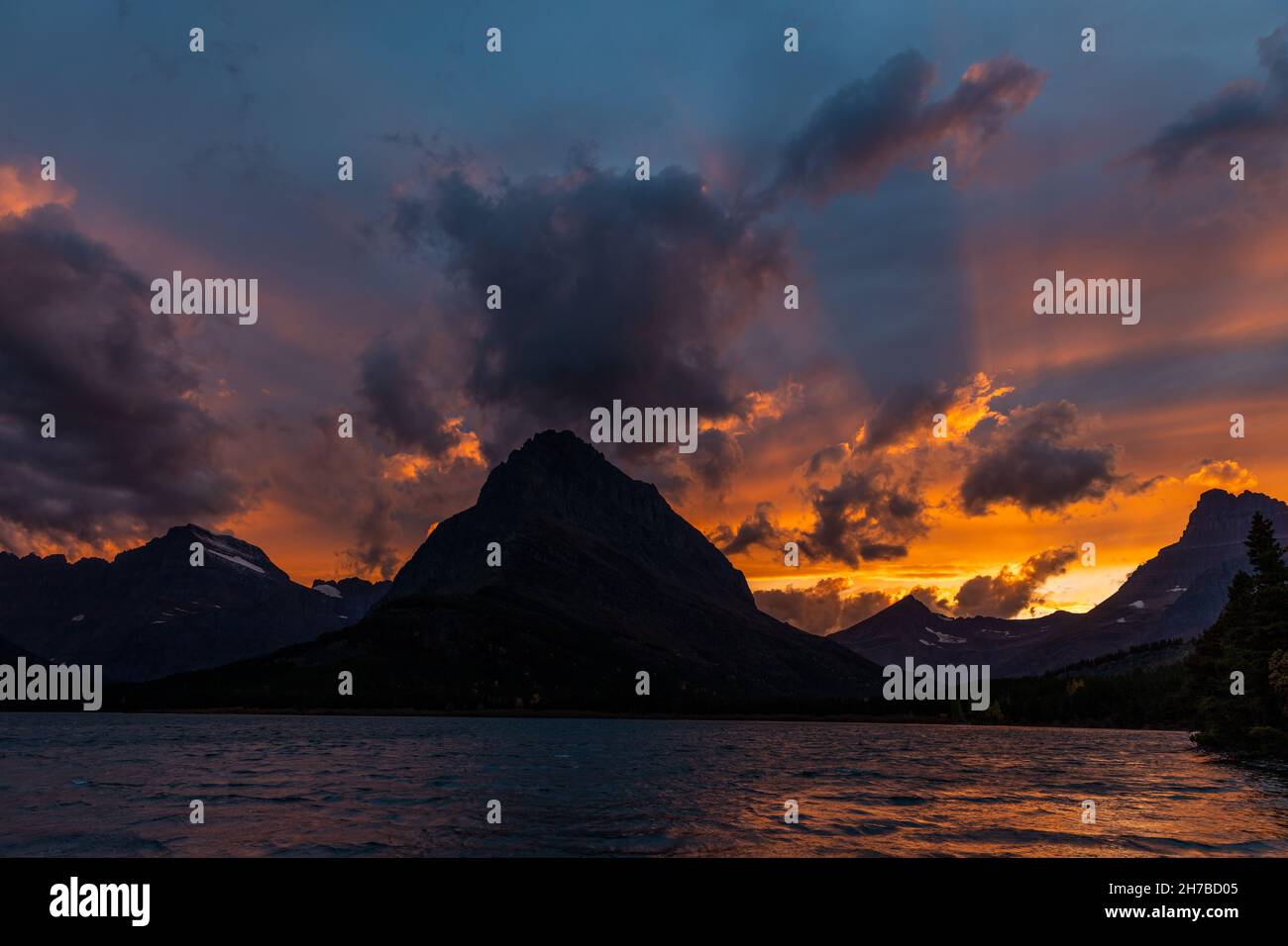 Tramonto sul lago Swiftcurrent, il Glacier National Park Montana Foto Stock