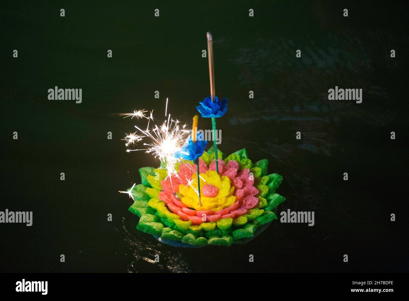 Pakkred, Nonthaburi, Tailandia. 19 Nov 2021. Krathong galleggia sul fiume con fuochi d'artificio (Credit Image: © Atiwat Siltamethanont/Pacific Press via ZUMA Press Wire) Foto Stock