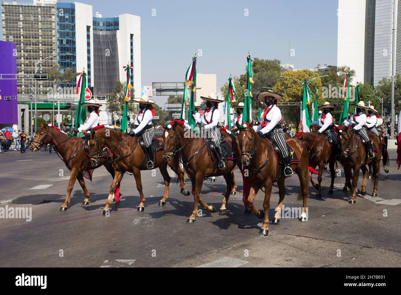 Città del Messico, Messico. 20 Nov 2021. (11/20/2021) Parata organizzata dal governo messicano per commemorare il 111esimo anniversario della rivoluzione messicana. Hanno partecipato militari, attori travestiti da figure storiche, cavaliere e crine. (Foto di Cristian Leyva/Pacific Press/Sipa USA) Credit: Sipa USA/Alamy Live News Foto Stock