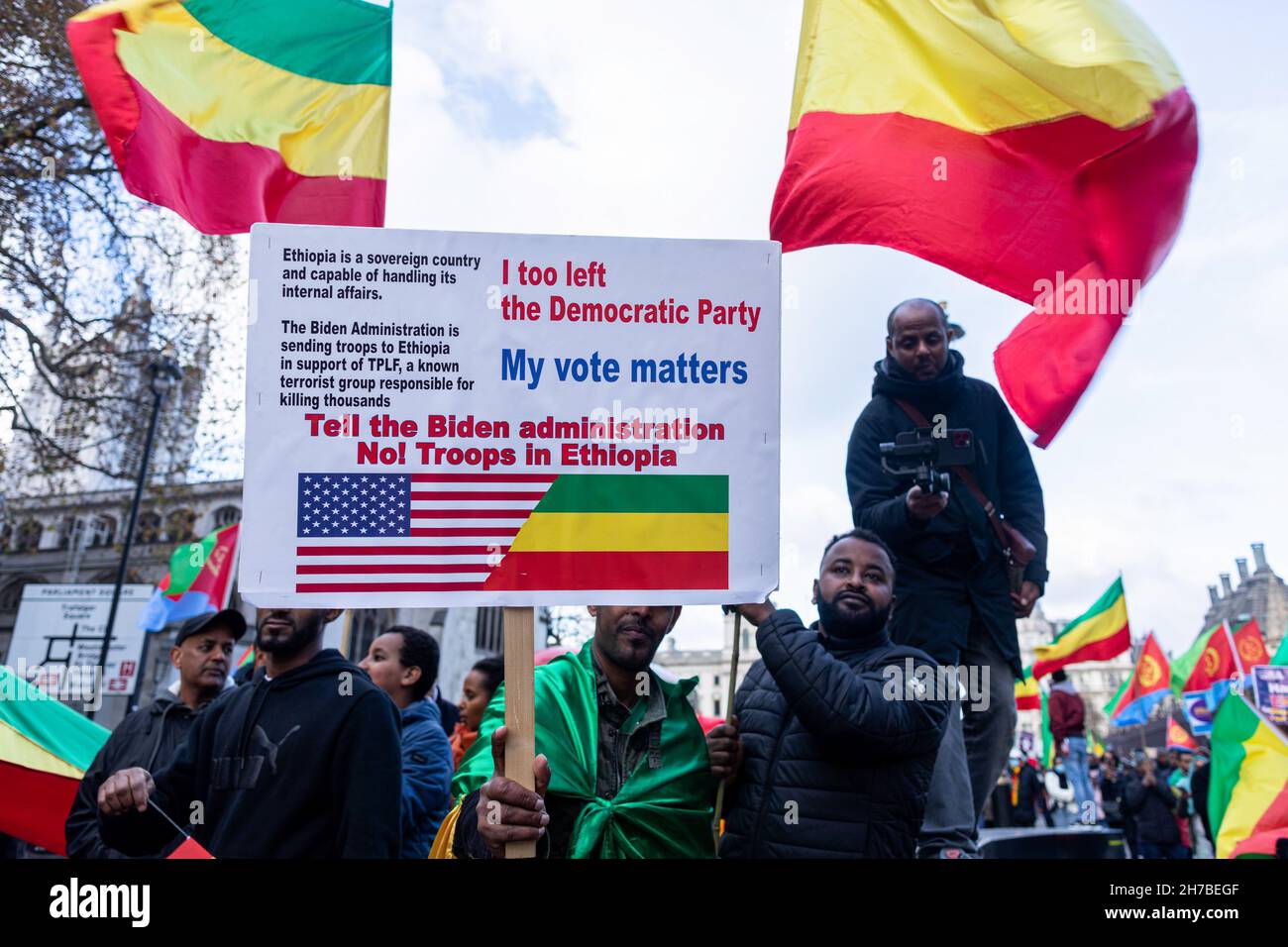 Un manifestante ha visto tenere un cartello con la dicitura "dire all'amministrazione Biden che non c'è alcuna forza militare in Etiopia" durante la dimostrazione.combattere una guerra civile interna che è in corso da un anno, L'organizzazione pseudo-sinistra supremacista etnica sostenuta dagli Stati Uniti, il Tigrayan People's Liberation Front (TPLF), ha lanciato attacchi che hanno ucciso migliaia di etiopi. Con il sostegno dell'amministrazione Biden e dei media occidentali, la posizione di potere in Etiopia è stata inclinata per favorire il TPLF, contro il primo Ministro Abiy Ahmed, vincitore del premio Nobel per la pace. Come parte del movimento #NoMore, Foto Stock