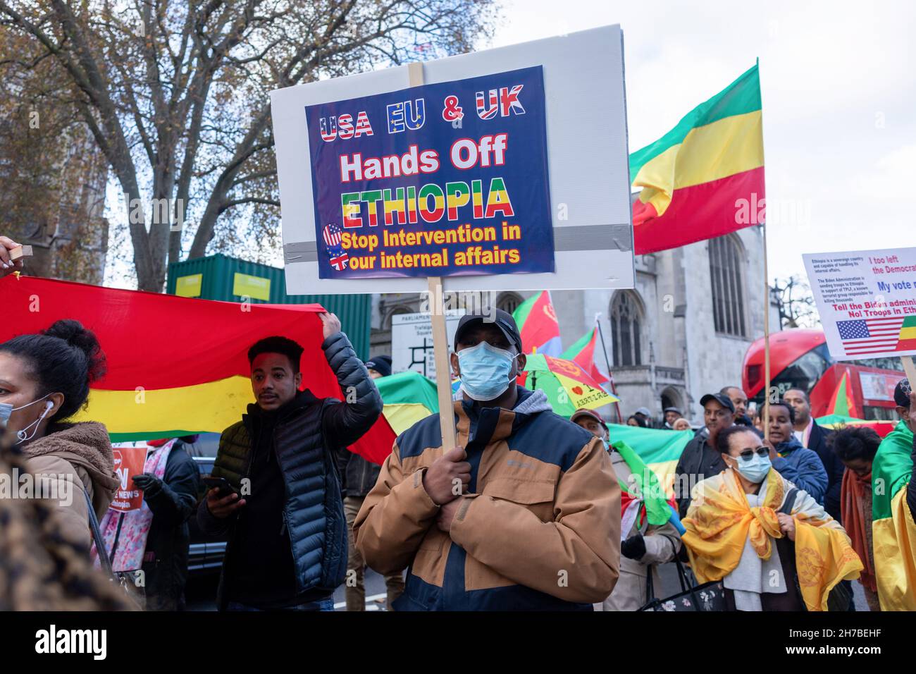 Un protestore ha visto tenere un cartello che dice mani e lontano Etiopia. Fermare l'intervento nei nostri affari interni durante la manifestazione.combattere una guerra civile interna che è in corso da un anno, l'organizzazione pseudo-sinistra supremacista americana Tigrayan People's Liberation Front (TPLF) ha lanciato attacchi che hanno ucciso migliaia di etiopi. Con il sostegno dell'amministrazione Biden e dei media occidentali, la posizione di potere in Etiopia è stata inclinata per favorire il TPLF, contro il primo Ministro Abiy Ahmed, vincitore del premio Nobel per la pace. Come parte del #nomo Foto Stock