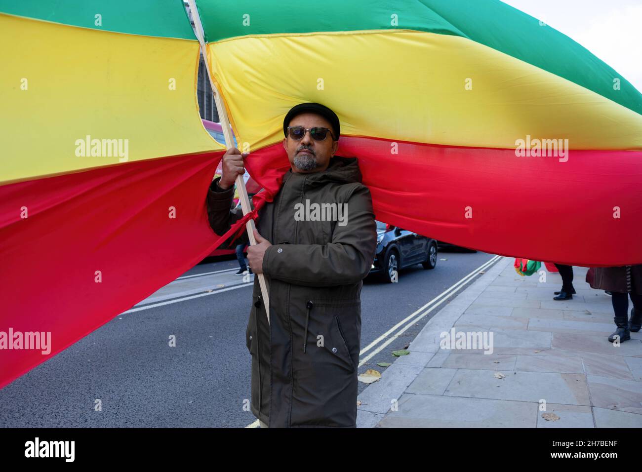 Un protettore ha visto tenere la bandiera nazionale etiope durante la dimostrazione.combattendo una guerra civile interna che è in corso da un anno, l'organizzazione pseudo-sinistra supremacista etnica sostenuta dagli Stati Uniti Tigrayan People's Liberation Front (TPLF) ha lanciato attacchi che hanno ucciso migliaia di etiopi. Con il sostegno dell'amministrazione Biden e dei media occidentali, la posizione di potere in Etiopia è stata inclinata per favorire il TPLF, contro il primo Ministro Abiy Ahmed, vincitore del premio Nobel per la pace. Come parte del movimento #NoMore, gli etiopi con sede a Londra si sono presi per le strade di Foto Stock