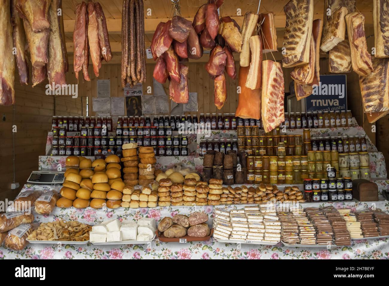 Prodotti alimentari rumeni locali esposti in bancarella del mercato Foto Stock