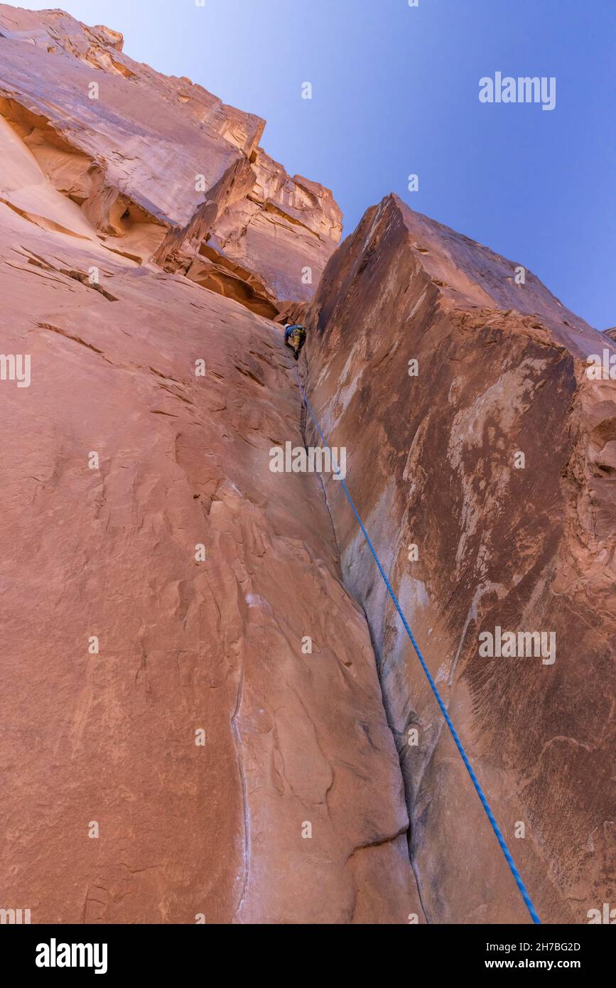 Arrampicatori di roccia sulla scogliera di arenaria vicino a Moab, Utah Foto Stock