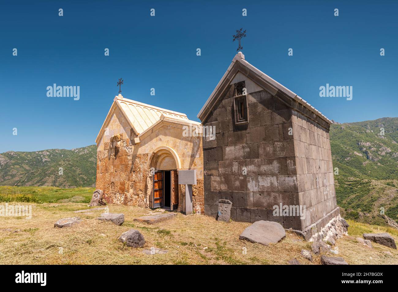 Surb Nshan o due chiese - bianco e nero situato sul bordo di un'alta scogliera con la gola profonda del fiume Debed sotto. Visita turistica e pellegrinaggio ad Arme Foto Stock