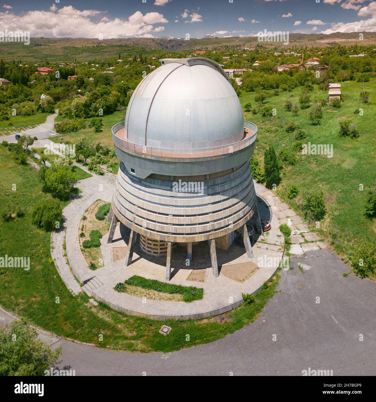 Veduta aerea del vecchio osservatorio sovietico nella città di Byurakan, Armenia. Situato in alto in montagna sul pendio dell'antico vulcano Aragats Foto Stock