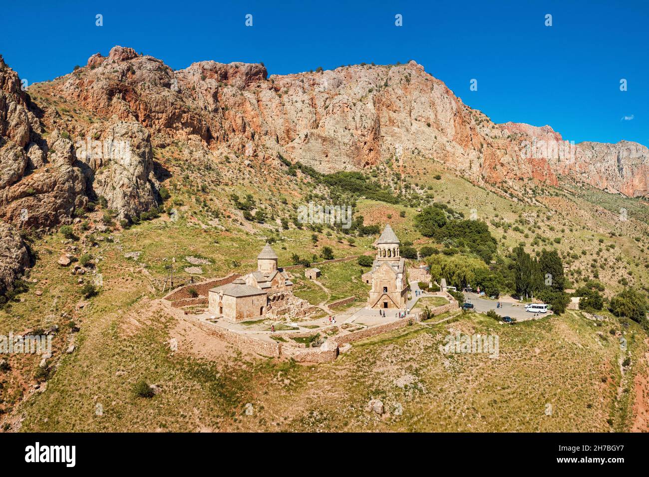 Vista aerea del famoso monastero di Noravank con due chiese situate in una pittoresca gola di montagna con rocce rosse. Luogo popolare ed escursioni di viaggio Foto Stock