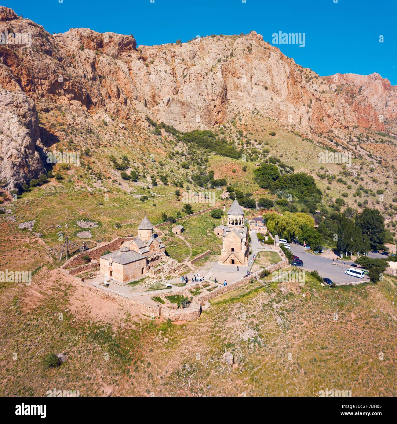 Vista aerea del famoso monastero di Noravank con due chiese situate in una pittoresca gola di montagna con rocce rosse. Luogo popolare ed escursioni di viaggio Foto Stock
