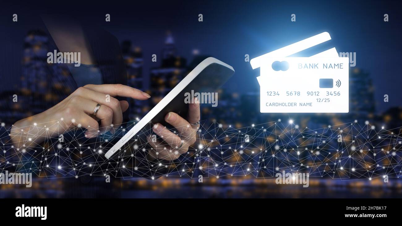 Icona della carta di credito connessione di rete su sfondo schermo virtuale, tecnologia aziendale. Tablet bianco con mano touch e cartello con carta di credito ologramma digitale Foto Stock