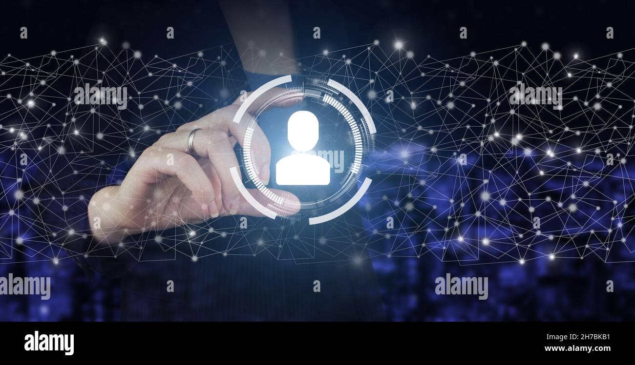 Concetto di social media. Rete di comunicazione. Hold mano ologramma digitale umano, leader segno sulla città sfondo scuro sfocato. Assunzione Hera Foto Stock